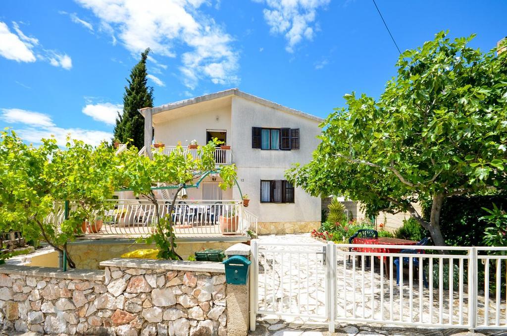 Apartment Milka With Sea View Tisno Exterior photo